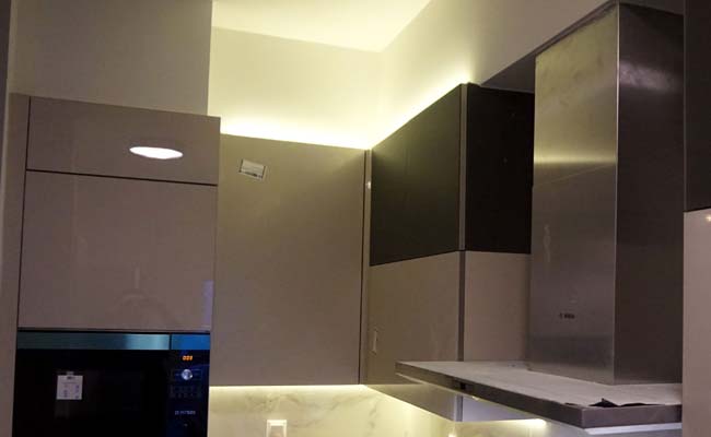 Φωτισμός πάνω από τα ντουλάπια κουζίνας
