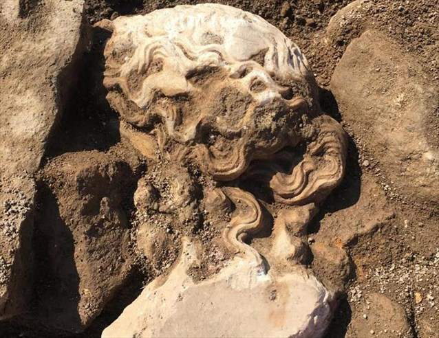 Ρώμη: θεός Διόνυσος. Στο φως μαρμάρινη κεφαλή, ηλικίας 2.000 ετών