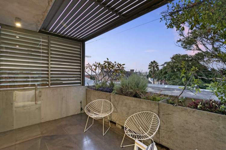 Διακόσμηση σπιτιού με πατητή τσιμεντοκονία, ξυλεία, πέτρα καγκρι, μαύρο