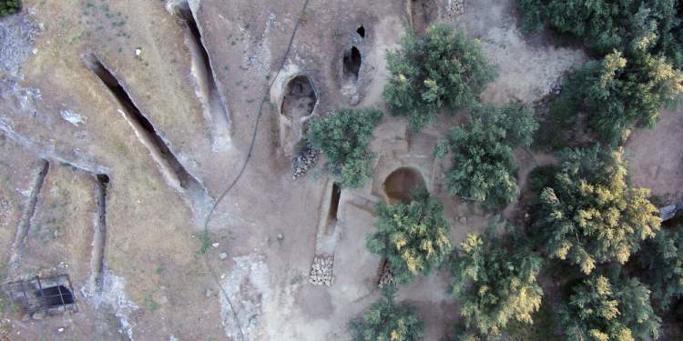 Νεμέα: Δύο νέοι, ασύλητοι, θαλαμοειδείς τάφοι αποκαλύφθηκαν στο μυκηναϊκό νεκροταφείο