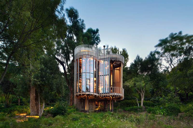 Ξύλινο σπίτι ανάμεσα στα δέντρα. Ομορφιά στη φύση