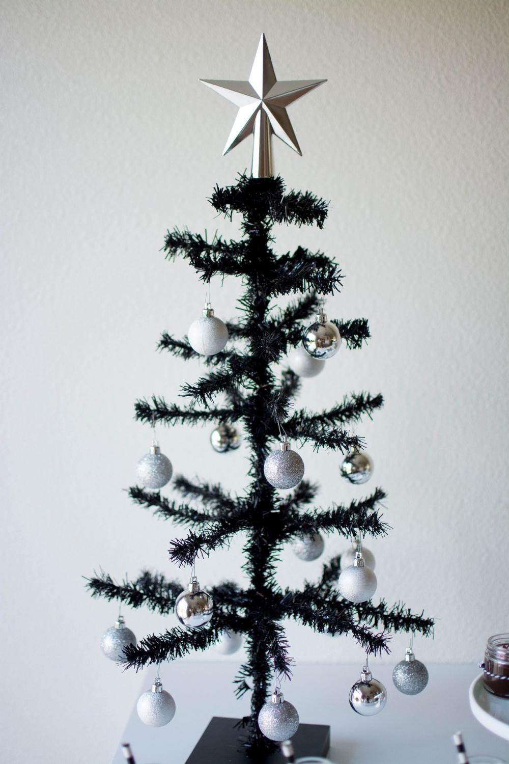 Τα μαύρα Χριστουγεννιάτικα δέντρα κλέβουν την παράσταση