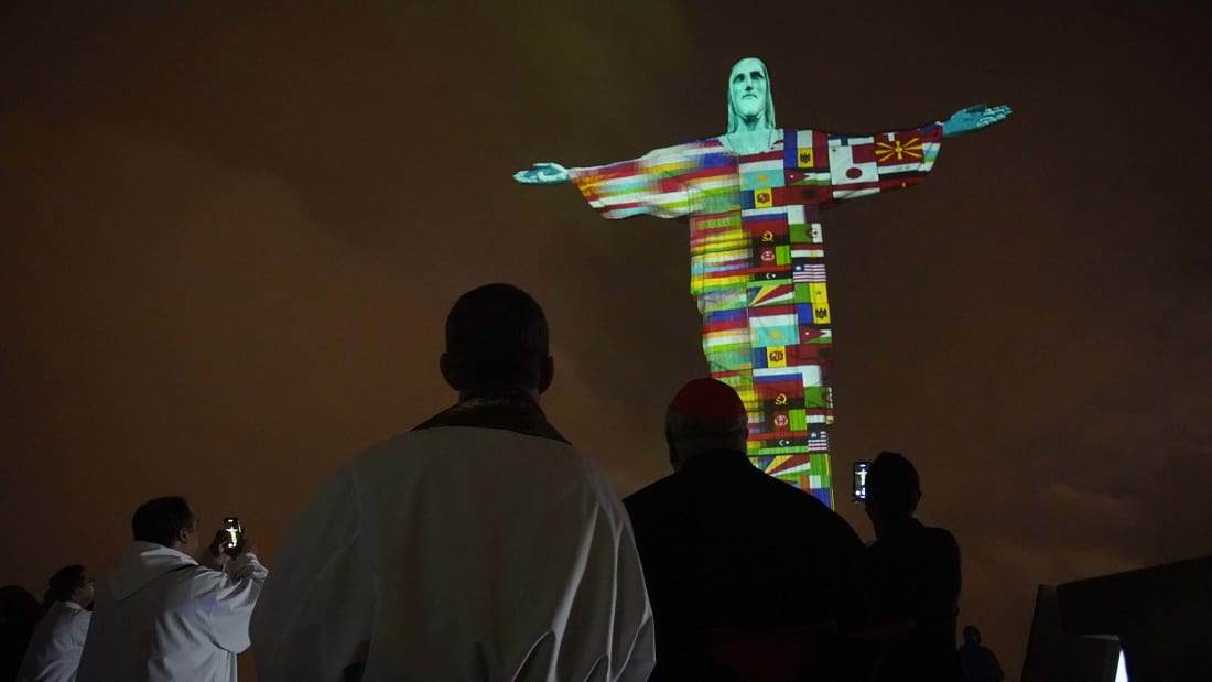 Ο Ιησούς του Rio φωτίζεται με σημαίες χωρών που έχουν προσβληθεί από κοροναϊό