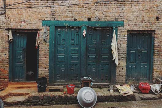 Οι «Πόρτες του Κατμαντού» καταγράφουν τους ζωτικούς κοινωνικούς χώρους της πρωτεύουσας του Νεπάλ
