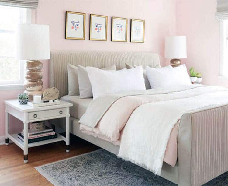 Πώς να κάνετε το ροζ να ζει έντονα στο υπνοδωμάτιο σας