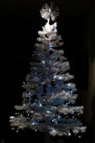 λευκό και μπλε χριστουγεννιάτικο δέντρο