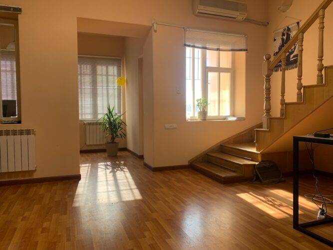 καφέ ξύλινο παρκέ δάπεδο κοντά σε λευκή ξύλινη πόρτα
