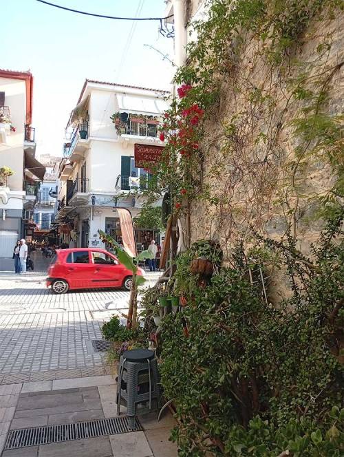 Ναύπλιο, με τις εμβληματικές του τοποθεσίες όπως το Μπούρτζι