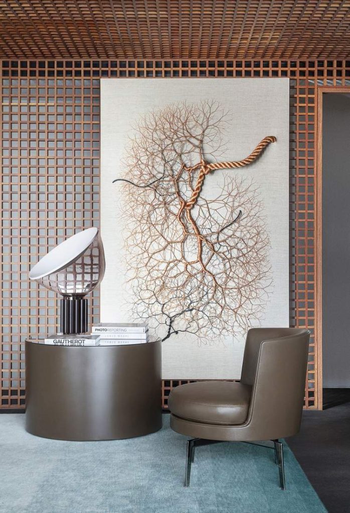 Κρεμάστε το στον τοίχο, ανάψτε το φως δίπλα του, και αφήστε το να γίνει ο πρωταγωνιστής του σπιτιού σας. Η διακόσμηση σας δεν θα είναι ποτέ ξανά η ίδια.